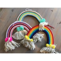 Handgemachte Makramee Bunte Hängende Regenbogen Pom Geschenk Wandbehang Mobile von OscarsCave