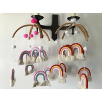 Handgemachtes Makramee Mobile Bunt Hängend Regenbogen Pom Geschenk Baby Kinderzimmer von OscarsCave