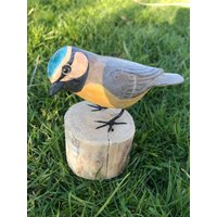 Handgeschnitzte Und Bemalte Holz Blaumeise Statue Ornament Geschenk Funktion Auf Log Handgeschnitzte Und Bemalte Holz Blaumeise Statue Ornament Geschenk Funktion Auf Log von OscarsCave