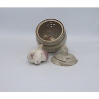 Keramiktöpfchen Mit Deckel, Hergestellt Aus Weißem Und Schwarzem Steinzeug-Ton Klarer Glasur Glasiert von OsnatCeramics