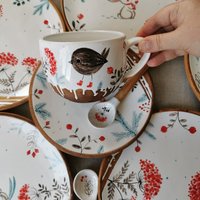 Handbemalte Keramiktasse Mit Untertasse Weihnachtsvogel-Teetasse von OsokaArtCeramics