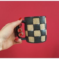 Checkerboard Tasse in Mattschwarz von OssoCeramics