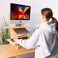 Schreibtisch Riser Laptop Ständer Holz Verstellbar Personalisierter Geschenk Tisch Büro Arbeitsplatz Moderne Mini Computer Stehpult Ergonomisch von OtamanDesk
