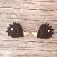 2 Handgemachte Igel Aus Stoff in Braun Zum Hängen // Deko Kinderzimmer Hängedeko Fenster Stoffanhänger Herbstdeko 2 Handgemachte Igel Aus Stoff in Braun Zum Hängen // Deko Kinderzimmer Hängedeko Fenster Stoffanhänger Herbstdeko von OttosNadelkram