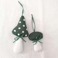 2 Pilze Aus Stoff in Grün Für Die Herbstdeko - Kinderzimmer Deko Als Geschenk Grüne Fensterdeko Den Herbst 2 Pilze Aus Stoff in Grün Für Die Herbstdeko - Kinderzimmer Deko Als Geschenk Grüne Fensterdeko Den Herbst von OttosNadelkram