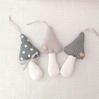 3 Pilze Aus Stoff in Grau Und Weiß Für Die Herbstdeko - Stoffanhänger Deko Geschenk Gastgeber Kleines Mitbringsel 3 Pilze Aus Stoff in Grau Und Weiß Für Die Herbstdeko - Stoffanhänger Deko Geschenk Gastgeber Kleines Mitbringsel von OttosNadelkram