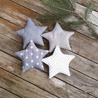 4 Stoffsterne Zum Hängen in Grau Und Weiß Als Fensterdeko Für Kinderzimmer // Weihnachtsdeko Sterne Deko Babyzimmer von OttosNadelkram