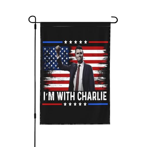 I'M With Charlie-Flagge, Memorial Kirk Justice For Charlie, 12 x 18 Gartenbanner, doppelseitige Flagge für Hof und Rasen, keine Fahnenstange I'M With Charlie-Flagge, Memorial Kirk Justice For Charlie, 12 x 18 Gartenbanner, doppelseitige Flagge für Hof und Rasen, keine Fahnenstange von Oudrspo