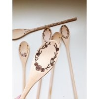 Gebrannte Blumenlöffel Benutzerdefinierte Hölzerne Küchendekoration von OurCupOfCoffey