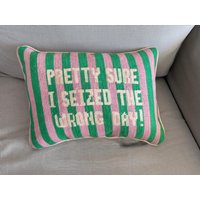Besticktes Dekokissen Mit Humorvollem Spruch „Nutze Den Tag" von OurHomeOurCastle