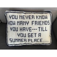Besticktes Dekokissen Mit Humorvollem Spruch „Sommerplatz" von OurHomeOurCastle