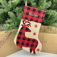 Personalisierte Familie Weihnachtsstrümpfe Muster, Sackleinen Buffalo Plaid Mit Rentier, Gestickt | Benutzerdefinierte Strümpfe Für Weihnachten von OurMerryCabin