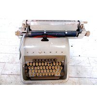 Uralte Triumph Schreibmaschine Retro Vintage von OutOfData