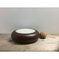 Handgefertigter Kerzenständer Aus Holz Mit Weißer Kerze Im Landhausstil von OutOfMyBarn