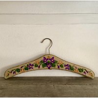 Vintage Petit Point Aufhänger Handgenähte Violette Blumen, Brautgeschenk von OutOfMyBarn
