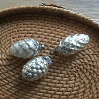 Vintage Silber Glaskugeln Tannenzapfen Weihnachtsbaumschmuck von OutOfMyBarn