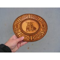 Schöne Holzplatte Geschnitzte Mit Mann Frau Volkstrachten Vintage Hand Brandmalerei Platte Holz Volkskunst von OutlivedMemories