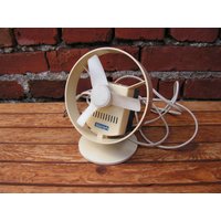 Vintage Arbeits Ventilator Retro Elektro Tisch Predom Home Decor Made in Poland Vintage Arbeits Ventilator Retro Elektro Tisch Predom Home Decor Made in Poland von OutlivedMemories
