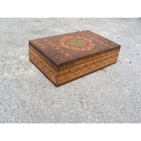 Vintage Große Holz Pyrografie Box 1973S Alte Viereckige Schmuckbox Pyrographic Memory Tabac Sammelbox Home Dekor Büro von OutlivedMemories