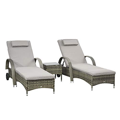 Outsunny 2er-Set Sonnenliegen mit hohem Komfort: Matratze, Kopfstütze, verstellbare Multipositionsneigung, Armlehnen, Rollen + Couchtisch aus gehärtetem Glas, graues Harzgeflecht von Outsunny