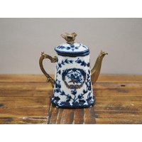 Elegante Teekanne Aus Porzellan Mit Bronzedetails Und Vogelakzent - Eine Raffinierte Mischung Kunstfertigkeit Funktionalität Elegante Teekanne Aus Porzellan Mit Bronzedetails Und Vogelakzent - Eine Raffinierte Mischung Kunstfertigkeit Funktionalität von Oxend