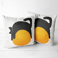 Weißer Kissenbezug Mit Fauler Schwarzer Katze Auf Dem Orangefarbenen Ball-Design | Doppelseitig Bedrucktes Wurfkissen Chenille in Verschiedenen von OyzShop