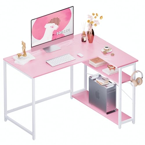 PAMRAY 109 cm Eckschreibtisch L-förmiger Schreibtisch & Tisch mit umkehrbaren Regalen Homeoffice PC-Schreibtisch Für Studieren, Arbeiten & Zocken, Rosa mit weißem Bein PAMRAY 109 cm Eckschreibtisch L-förmiger Schreibtisch & Tisch mit umkehrbaren Regalen Homeoffice PC-Schreibtisch Für Studieren, Arbeiten & Zocken, Rosa mit weißem Bein von PAMRAY