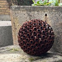 Rustikaler Gartenkugel Aus Metall Verwittertes Stahl Outdoor Skulptur 35 cm Rustikaler Gartenkugel Aus Metall Verwittertes Stahl Outdoor Skulptur 35 cm von PAVAmetaldecor