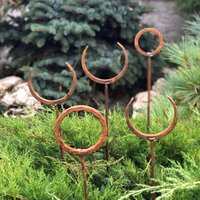 Rusty Finials Set Von 5, Gartenpfähle, Metallgartendekor, Metallhofkunst, Outdoor-Metalldekor, Rostige Metallringe Gartenskulptur von PAVAmetaldecor