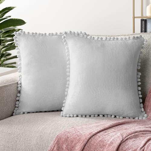 PAVILIA Fleece Wurfkissenbezug mit Pom Pom Fransen, 2er Set | Weiche Dekorative Quaste Solide Kissenbezüge für Sofa Couch Bett Wohnzimmer 50,8 x 50,8 cm, Hellgrau PAVILIA Fleece Wurfkissenbezug mit Pom Pom Fransen, 2er Set | Weiche Dekorative Quaste Solide Kissenbezüge für Sofa Couch Bett Wohnzimmer 50,8 x 50,8 cm, Hellgrau von PAVILIA