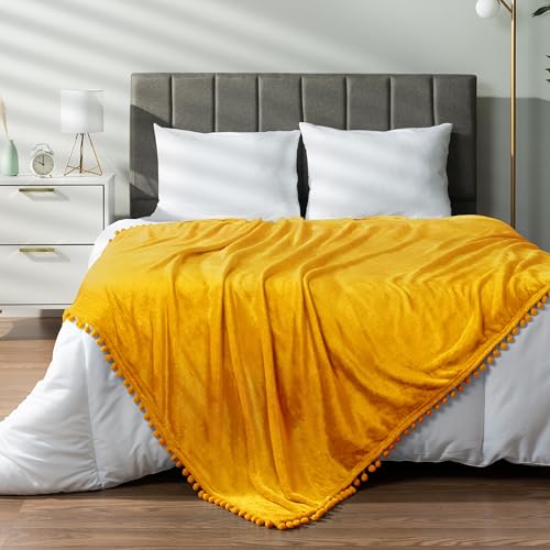 PAVILIA Senfgelbe Überwurfdecke mit Bommel für Couch, Bett, Sofa, Fleece, weich, flauschig, gemütlich, leicht, Pompon-Fransendecke, dekoratives Boho-Raum, Heimdekoration, Geschenk, von PAVILIA