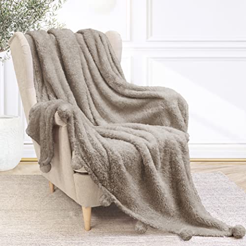 PAVILIA Sherpa-Überwurfdecke für Couch, Pom | flauschige weiche Plüschdecke Sofa Bett zottelige warme Fleece-Decke gemütliche, dekorative beige Kamel-Pompon-Überwurf, 50 x 60 cm von PAVILIA