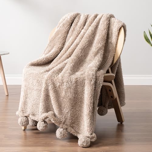 PAVILIA Sherpa-Überwurfdecke für Couch, Pom | flauschige weiche Plüschdecke Sofa Bett zottelige warme Fleece-Decke gemütliche, dekorative beige Kamel-Pompon-Überwurf, 50 x 60 cm von PAVILIA