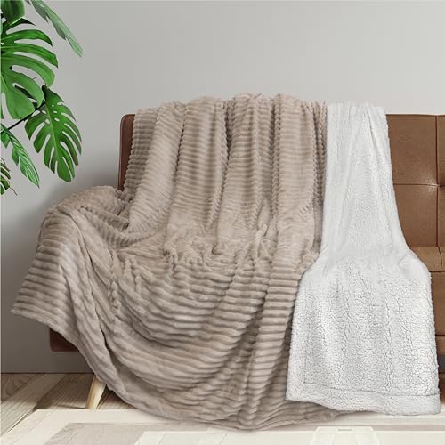 PAVILIA Wendbare Sherpa-Fleece-Überwurfdecke, Doppelbett, Taupe, Hellbraun, Kamel, weicher flauschiger Plüsch-Flanell-Überwurf, warme gerippte Mikrofaser-Decke für Sofa, Couch, Bett, dick gestreifte von PAVILIA