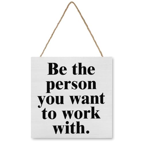 Büroschilder, rustikales Holzschild, Aufschrift "Be the person you want to work with", Holztürschild, Bürodekorationen für Haustür, Wand, Zuhause, hängende Plakette, Dekoration, 20,3 x 20,3 cm Büroschilder, rustikales Holzschild, Aufschrift "Be the person you want to work with", Holztürschild, Bürodekorationen für Haustür, Wand, Zuhause, hängende Plakette, Dekoration, 20,3 x 20,3 cm von PELABE