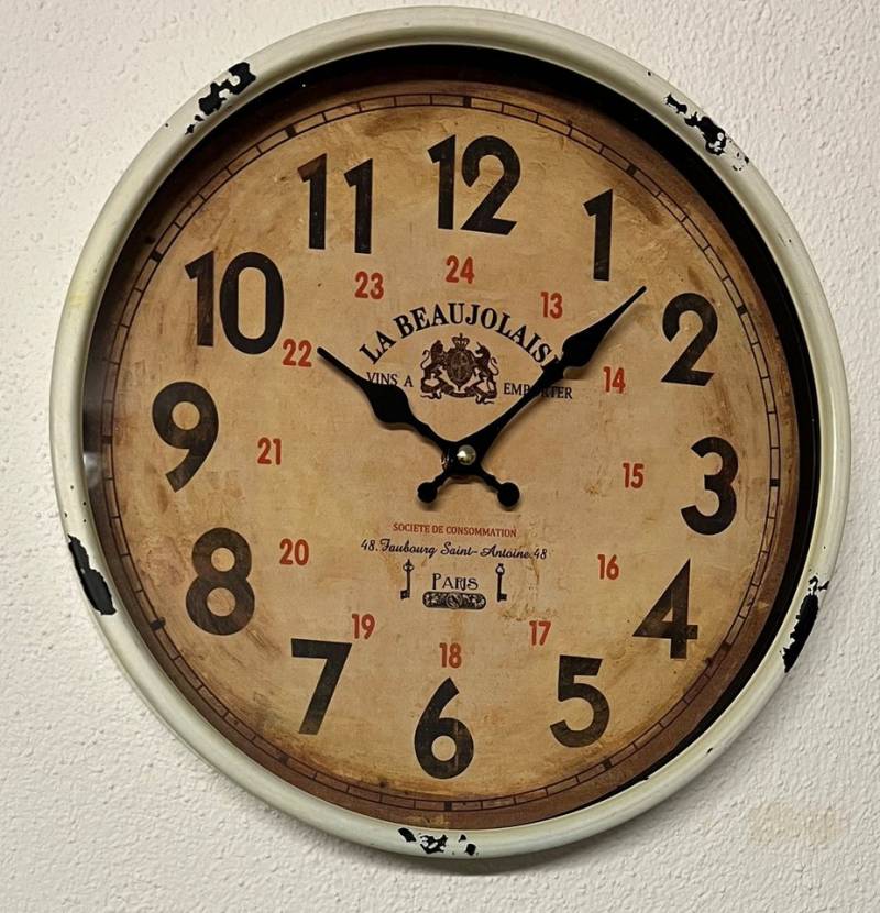 PERLA pd DESIGN Wanduhr Vintage-Metalluhr La Beaujolais Ø30 cm mit 24h-Anzeige (Französisches Retro-Design, Metallrahmen, antik gewischte Optik) von PERLA pd DESIGN
