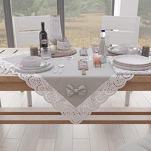 PETTI Artigiani Italiani - Elegante Mitteldecke, Tischdekoration für die Küche, unifarben mit Rüschen aus Sangallo-Spitze und Schleifen, Mittelstück aus Baumwolle, Mitteldecke 95 x 95 cm PETTI Artigiani Italiani - Elegante Mitteldecke, Tischdekoration für die Küche, unifarben mit Rüschen aus Sangallo-Spitze und Schleifen, Mittelstück aus Baumwolle, Mitteldecke 95 x 95 cm von PETTI Artigiani Italiani