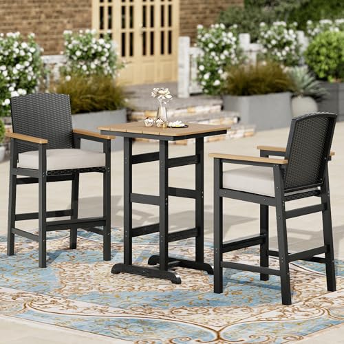 PHI VILLA 3-teiliges Bartisch mit Barhocker Set, Outdoor Barmöbel Garten Bartisch Set mit Rattan Hocker und Tischplatte in Holzmaserung, Bar Tisch mit 2 Stühlen für Terrasse von PHI VILLA