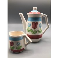 Vintage Nevco Tulips Blumen Teekanne Kaffeemaschine, Milchkännchen Mit Deckeln, Rot Blau Grün, Japan, Retro Küche, Floral von PIQUINStore