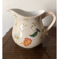 Wunderschöner Wasserkrug Sammlerstück Harry Und David Very Pale Peachy Pink Floral von PIQUINStore