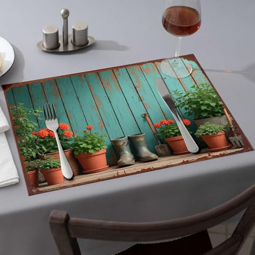 Tischläufer, Gartenstiefel, Töpfe, Pflanzen und Werkzeuge gegen einen verwitterten Holzzaun. Esstischsets, Küche und Esszimmer, Western-Tischdecke (1 Stück) von PKRD