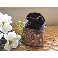 Naturfaser Gewebte Dekorative Korbbox Mit Seidenfutter Und Strass Funkelnden Quastenperlen von PKTreasureHunting