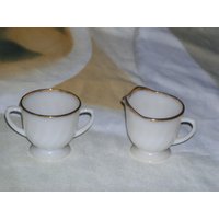 Vintage Feuerkönig Weiß Milchglas Swirl Zuckerdose Und Milchkännchen Set von PKsLoft