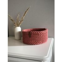 Ein Geflochtener Korb Zur Dekoration, Ein Behälter Aufbewahrung Kleiner Gegenstände, Akzent Auf Einem Regal in Zimmer Oder Bad Ein Geflochtener Korb Zur Dekoration, Ein Behälter Aufbewahrung Kleiner Gegenstände, Akzent Auf Einem Regal in Zimmer Oder Bad von PLATANINA