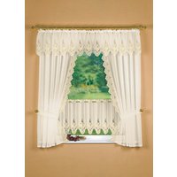 Fensterdekoration mit aufwendiger Plauener Stickerei von PLAUENER STICKEREI