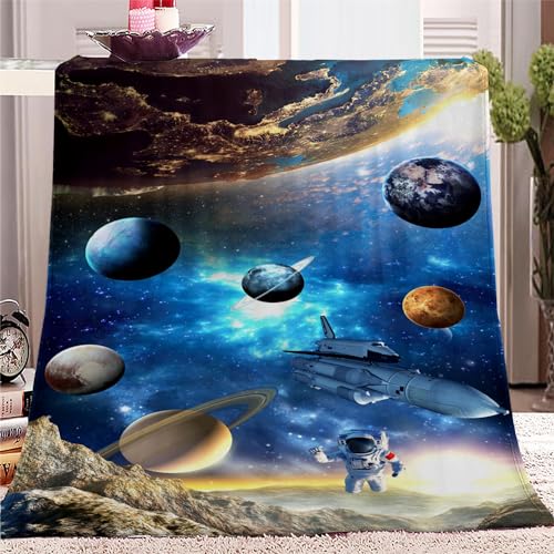 Kuscheldecke Flauschige Decke 150 x 200cm Planet & Astronaut Super Weich Fleecedecke auch als Wohndecke, Tagesdecke, Sofadecke & Wohnzimmer geeignet, Überwurf Decke Sofa & Couch von PLEETS