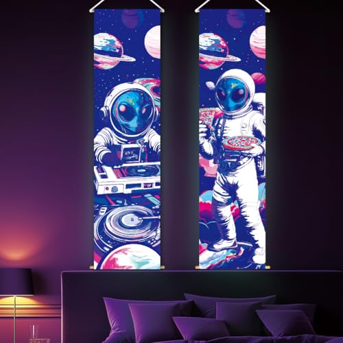 PLIGREAT 2 Packung Lustiger Astronauten Alien Schwarzlicht Wandteppich UV Reaktiv Vertikaler Wandbehang Kreativer Weltraum Neon Wandteppich Für Schlafzimmer Wohnzimmer Hintergrund Heimkunstdekor von PLIGREAT
