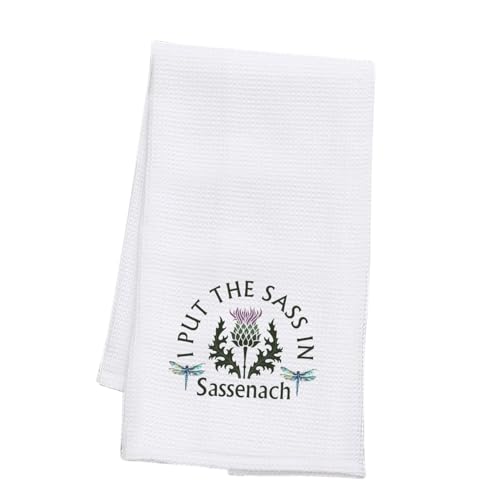 PLITI Outlander-Themen-Geschenk I Put The Sass In Sassenach Küchentuch Sassenach Libelle Geschenk Schottische Distel Geschenk (Put Sassenach TWU) von PLITI