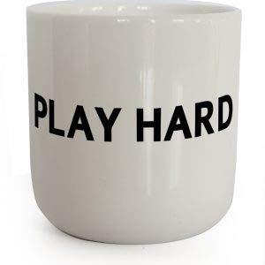 PLTY - Play Hard Becher - Tasse ohne Henkel - Handglasiertes Weiß Porzellan - Kaffeebecher mit Spruch - In Real Life - Dänisches Design PLTY - Play Hard Becher - Tasse ohne Henkel - Handglasiertes Weiß Porzellan - Kaffeebecher mit Spruch - In Real Life - Dänisches Design von PLTY