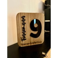 Hauseingangsschild Aus Massiver Eiche Inkl. Acrylschrift Und Gravur - Nach Kundenwunsch Hauseingangsschild Aus Massiver Eiche Inkl. Acrylschrift Und Gravur - Nach Kundenwunsch von PLTbyAlyZimmermann